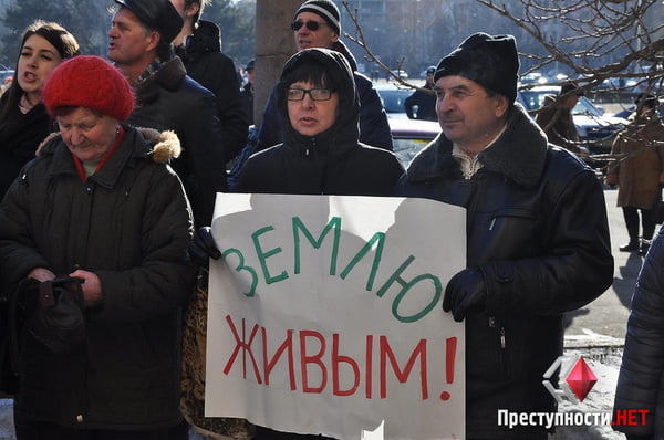 «Землю – живым», – Николаевский горсовет пикетировали с крестами противники кладбища в Кульбакино | Корабелов.ИНФО image 1