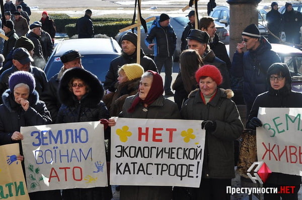 «Землю – живым», – Николаевский горсовет пикетировали с крестами противники кладбища в Кульбакино | Корабелов.ИНФО image 2