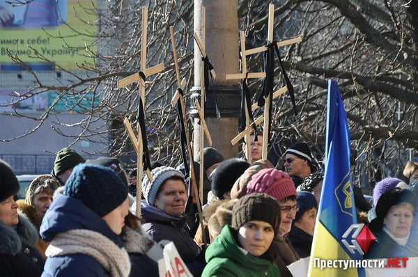 «Землю – живым», – Николаевский горсовет пикетировали с крестами противники кладбища в Кульбакино | Корабелов.ИНФО image 5