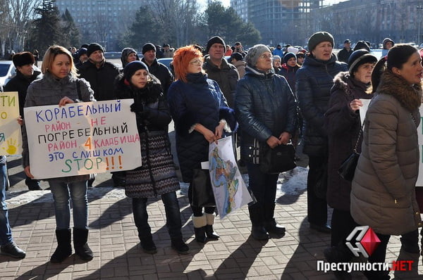«Землю – живым», – Николаевский горсовет пикетировали с крестами противники кладбища в Кульбакино | Корабелов.ИНФО image 6