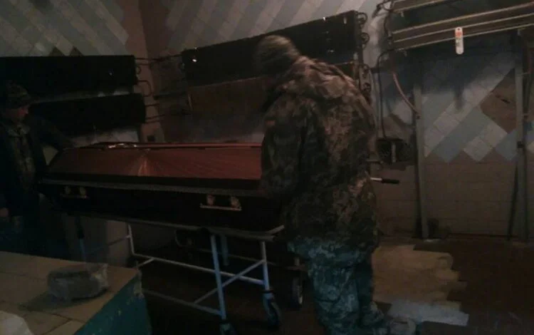 "На полу в коридоре лежит труп"... Побывав в морге ЖЦРБ, шокированные волонтеры увезли оттуда тело погибшего в АТО бойца | Корабелов.ИНФО