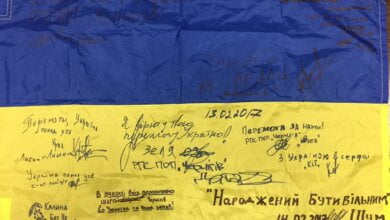 Самый лучший подарок: флаг с подписями бойцов АТО станет экспонатом музея порта "Ольвия" | Корабелов.ИНФО