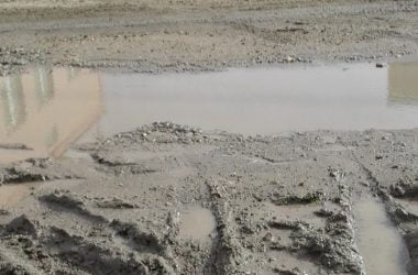 "Грязь по колено, лужи по шею"... Жители разных улиц в Корабельном продолжают снимать "болотный блокбастер" (ВИДЕО) | Корабелов.ИНФО image 12