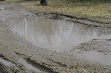 "Грязь по колено, лужи по шею"... Жители разных улиц в Корабельном продолжают снимать "болотный блокбастер" (ВИДЕО) | Корабелов.ИНФО image 11