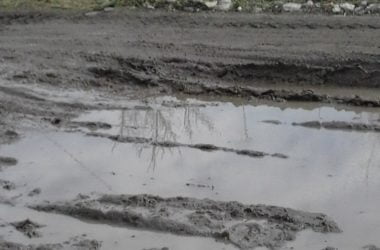 "Грязь по колено, лужи по шею"... Жители разных улиц в Корабельном продолжают снимать "болотный блокбастер" (ВИДЕО) | Корабелов.ИНФО image 9