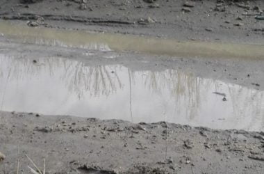 "Грязь по колено, лужи по шею"... Жители разных улиц в Корабельном продолжают снимать "болотный блокбастер" (ВИДЕО) | Корабелов.ИНФО image 6