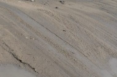 "Грязь по колено, лужи по шею"... Жители разных улиц в Корабельном продолжают снимать "болотный блокбастер" (ВИДЕО) | Корабелов.ИНФО image 5