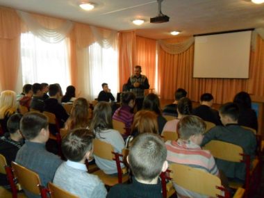 "Зал вибухнув гучними оплесками", - старшокласникам школи №47 розповіли про видатного земляка  Івана Круца | Корабелов.ИНФО image 4