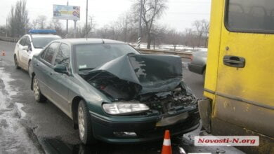 Возле «Эпицентра» в Корабельном районе «Пежо» врезался в "маршрутку" | Корабелов.ИНФО image 2