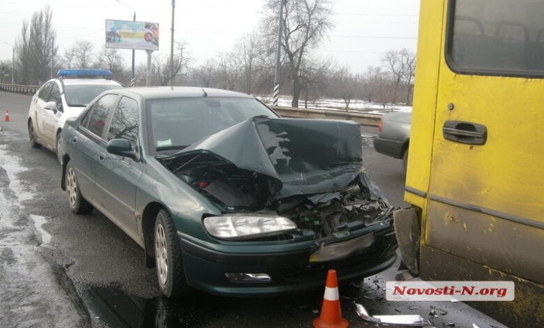 Возле «Эпицентра» в Корабельном районе «Пежо» врезался в "маршрутку" | Корабелов.ИНФО image 2