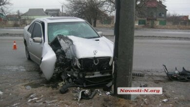 На пр. Богоявленском  Mercedes врезался в столб. Водитель винит очень скользкую дорогу, необработанную коммунальщиками | Корабелов.ИНФО image 1