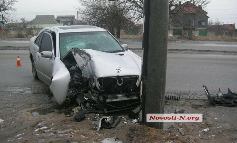 На пр. Богоявленском  Mercedes врезался в столб. Водитель винит очень скользкую дорогу, необработанную коммунальщиками | Корабелов.ИНФО image 1