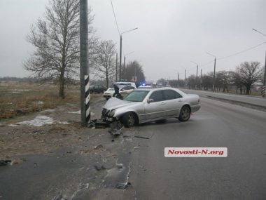 На пр. Богоявленском  Mercedes врезался в столб. Водитель винит очень скользкую дорогу, необработанную коммунальщиками | Корабелов.ИНФО image 2