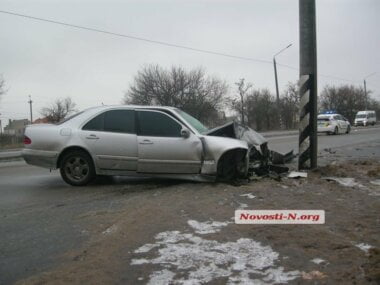 На пр. Богоявленском  Mercedes врезался в столб. Водитель винит очень скользкую дорогу, необработанную коммунальщиками | Корабелов.ИНФО image 3