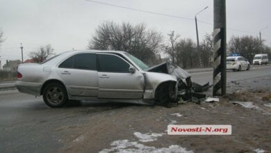 На пр. Богоявленском Mercedes врезался в столб. Водитель винит очень скользкую дорогу, необработанную коммунальщиками | Корабелов.ИНФО image 3