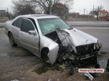На пр. Богоявленском  Mercedes врезался в столб. Водитель винит очень скользкую дорогу, необработанную коммунальщиками | Корабелов.ИНФО image 4