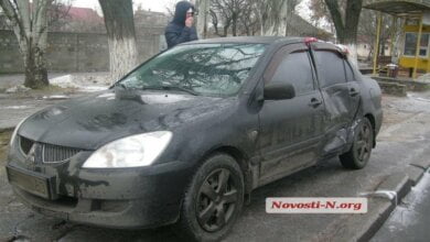 "Занесло": Mitsubish и Renault  столкнулись на проспекте Богоявленском возле остановки общественного траспорта | Корабелов.ИНФО image 1