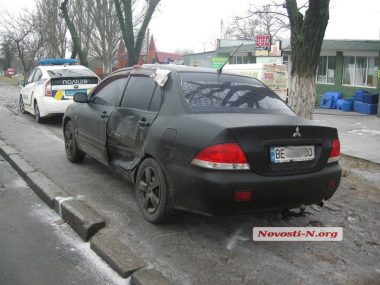 "Занесло": Mitsubish и Renault  столкнулись на проспекте Богоявленском возле остановки общественного траспорта | Корабелов.ИНФО image 2