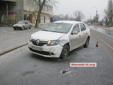"Занесло": Mitsubish и Renault  столкнулись на проспекте Богоявленском возле остановки общественного траспорта | Корабелов.ИНФО image 3