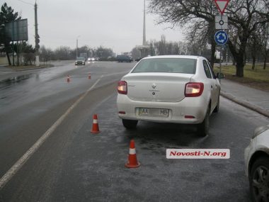 "Занесло": Mitsubish и Renault  столкнулись на проспекте Богоявленском возле остановки общественного траспорта | Корабелов.ИНФО image 4