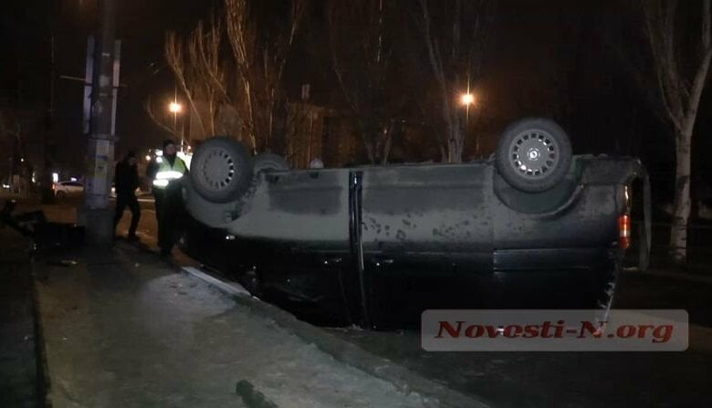 Ночью в центре Николаева пьяный водитель перевернул «Фольксваген» | Корабелов.ИНФО