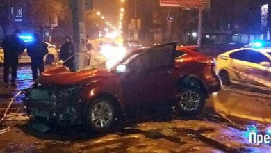 На проспекте Богоявленском девушка на «Nissan Qashqai» врезалась в столб – машина превратилась в груду металла | Корабелов.ИНФО image 1