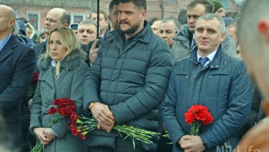 Николаевские чиновники на коленях почтили память расстрелянных на Майдане | Корабелов.ИНФО