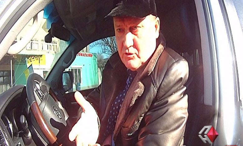 «Тысячу гривен даю, и отпустите меня», - пьяный николаевский депутат от «Батьківщини» - патрульным (видео) | Корабелов.ИНФО