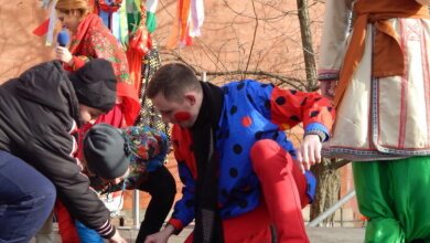 Весна на пороге! В Корабельном наелись блинов и сожгли большое чучело Масляной, встречая пробуждение природы (ВИДЕО) | Корабелов.ИНФО image 16