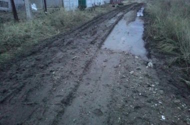 "Грязь по колено, лужи по шею"... Жители разных улиц в Корабельном продолжают снимать "болотный блокбастер" (ВИДЕО) | Корабелов.ИНФО image 4