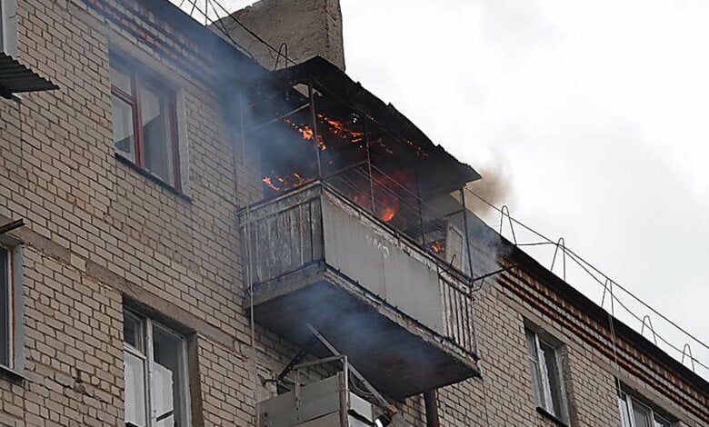 В Николаеве пожарный спас пенсионерку, которая выпала из охваченного огнем балкона | Корабелов.ИНФО