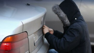 Вечером в Корабельном районе украли госномера с автомобилей, припаркованных у жилого дома | Корабелов.ИНФО