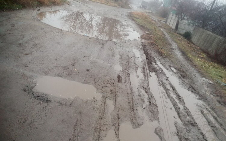 "А нашим детям и дальше ходить по грязи", - жительница Корабельного района возмущена состоянием местных дорог | Корабелов.ИНФО image 1