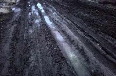 "Грязь по колено, лужи по шею"... Жители разных улиц в Корабельном продолжают снимать "болотный блокбастер" (ВИДЕО) | Корабелов.ИНФО image 2