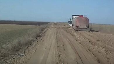 В районе села Лиманы на разбитой дороге застряла цистерна с маслом (видео) | Корабелов.ИНФО