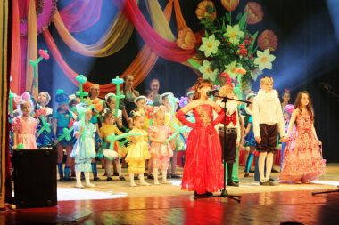 "Весняний вернісаж" подарували жінкам творчі колективи ПК «Корабельний» | Корабелов.ИНФО image 7