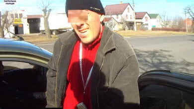 Намагався вийти з авто ще до його зупинки: в Корабельному районі патрульні вкотре затримали наркомана | Корабелов.ИНФО