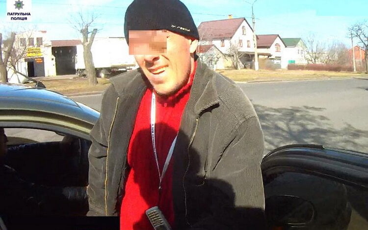 Намагався вийти з авто ще до його зупинки: в Корабельному районі патрульні вкотре затримали наркомана | Корабелов.ИНФО