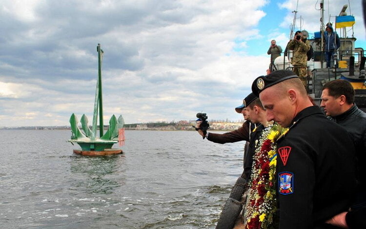 "Мы теперь - участники этой истории". После похода памяти морпехи спустили на воду венки в память о погибших Героях | Корабелов.ИНФО image 8