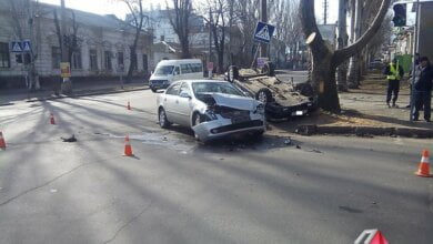 На перекрестке в Николаеве «KIA» протаранил «ВАЗ», который от удара перевернулся и врезался в дерево | Корабелов.ИНФО image 1