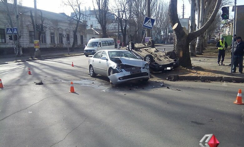 На перекрестке в Николаеве «KIA» протаранил «ВАЗ», который от удара перевернулся и врезался в дерево | Корабелов.ИНФО image 1