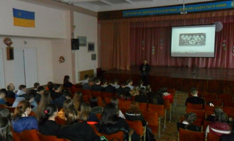 Учням школи №1 розповіли про видатних земляків - лікаря Григорія Миропольського та богатиря Івана Круца | Корабелов.ИНФО image 1