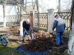 Біля палацу культури «Корабельний» провели суботник | Корабелов.ИНФО image 4