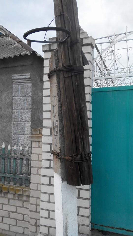 "Крошится по щепкам": одна из электроопор в Корабельном скоро "отметит" свое 70-летие. А таких столбов в районе предостаточно... | Корабелов.ИНФО image 2