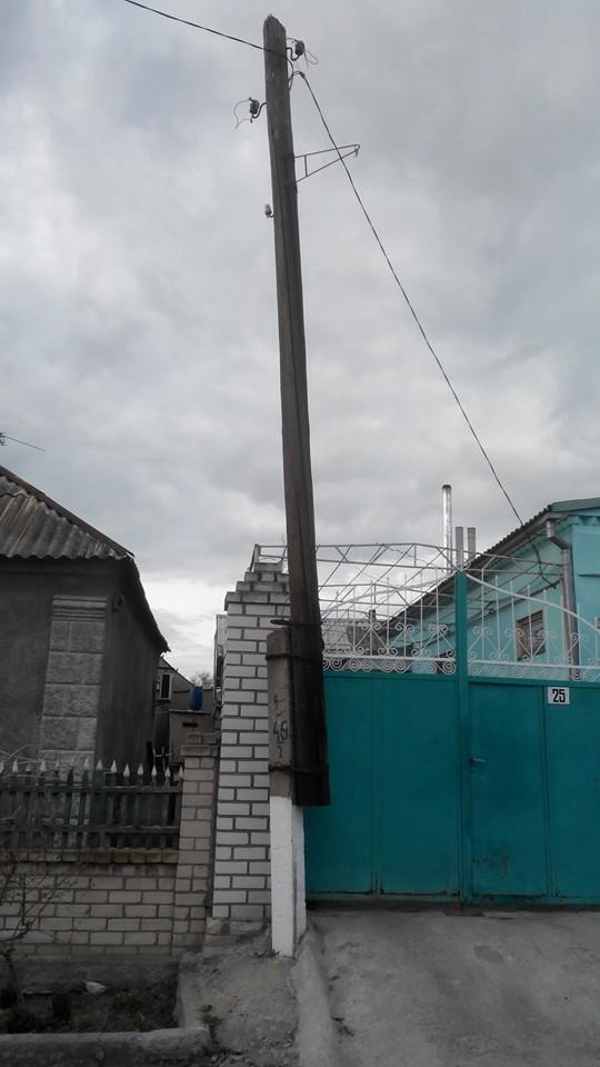 "Крошится по щепкам": одна из электроопор в Корабельном скоро "отметит" свое 70-летие. А таких столбов в районе предостаточно... | Корабелов.ИНФО image 3