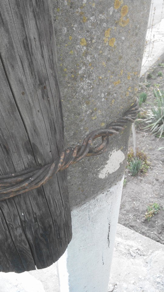 "Крошится по щепкам": одна из электроопор в Корабельном скоро "отметит" свое 70-летие. А таких столбов в районе предостаточно... | Корабелов.ИНФО image 4