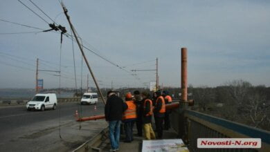 «Она устала»... В Николаеве на разводном мосту упала опора контактной сети троллейбусов | Корабелов.ИНФО