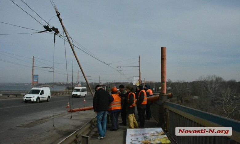 «Она устала»... В Николаеве на разводном мосту упала опора контактной сети троллейбусов | Корабелов.ИНФО