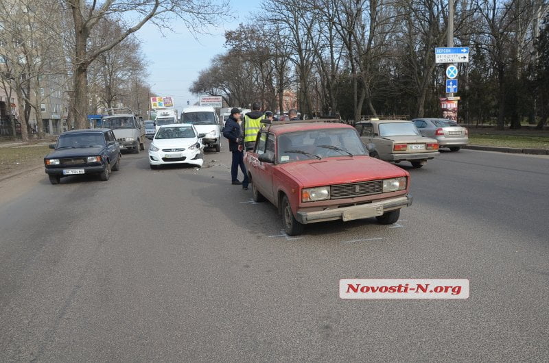 На проспекте Богоявленском микроавтобус предприятия «Николаевгаз» устроил аварию с участием трех автомобилей | Корабелов.ИНФО image 3