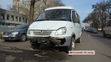 На проспекте Богоявленском микроавтобус предприятия «Николаевгаз» устроил аварию с участием трех автомобилей | Корабелов.ИНФО image 1